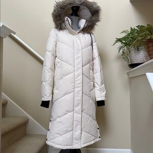 New without tag. Roxy Off-White Hooded Puffer Coat with Faux Fur Trim. Size M.